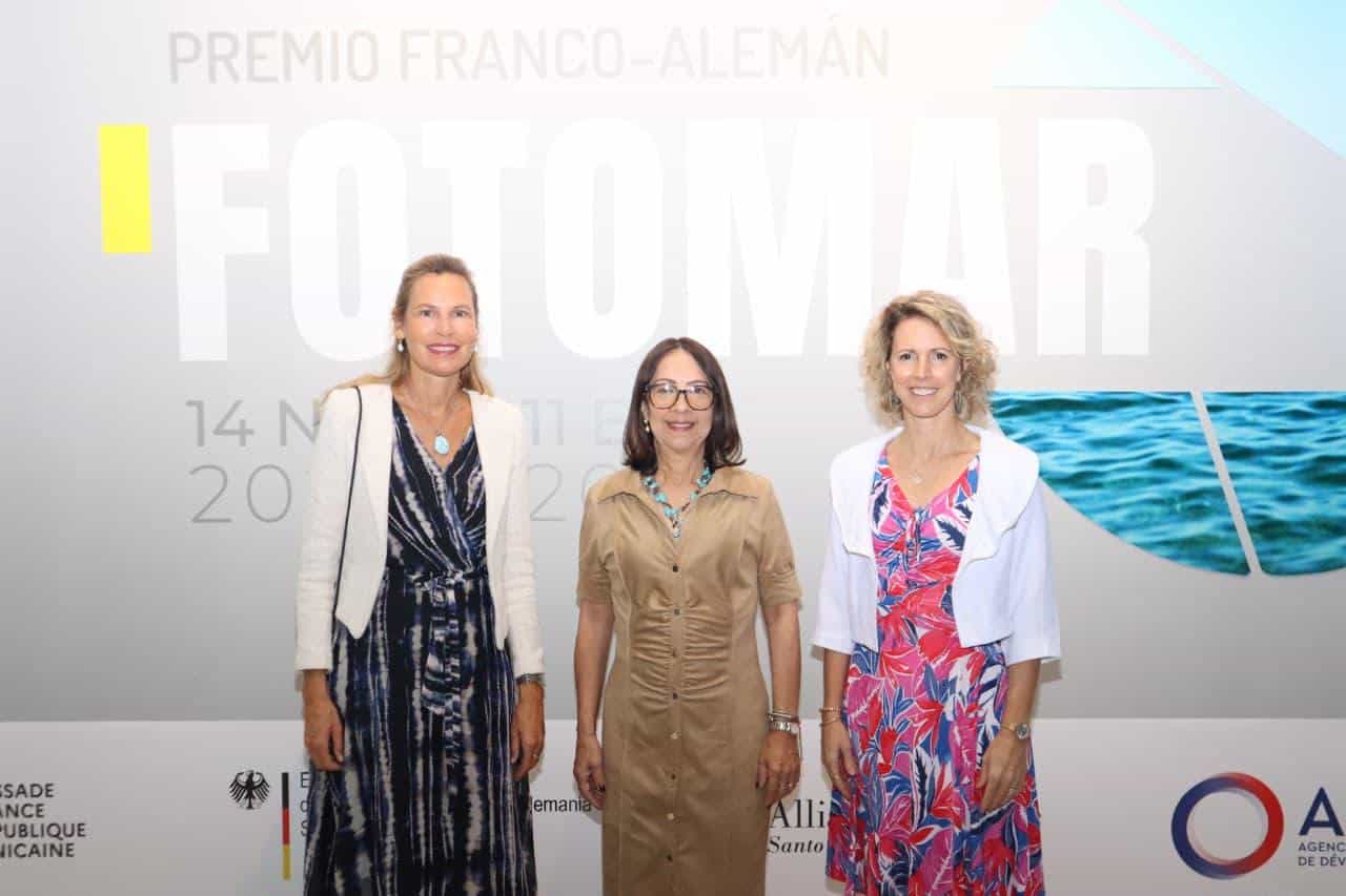 La embajadora de Alemania, Maike Friedrichsen; la directora general del MNHN, Celeste Mir; y la embajadora de Francia, Sonia Barbry, durante la presentación del nuevo mural marino en el Museo Nacional de Historia Natural.<br><br>