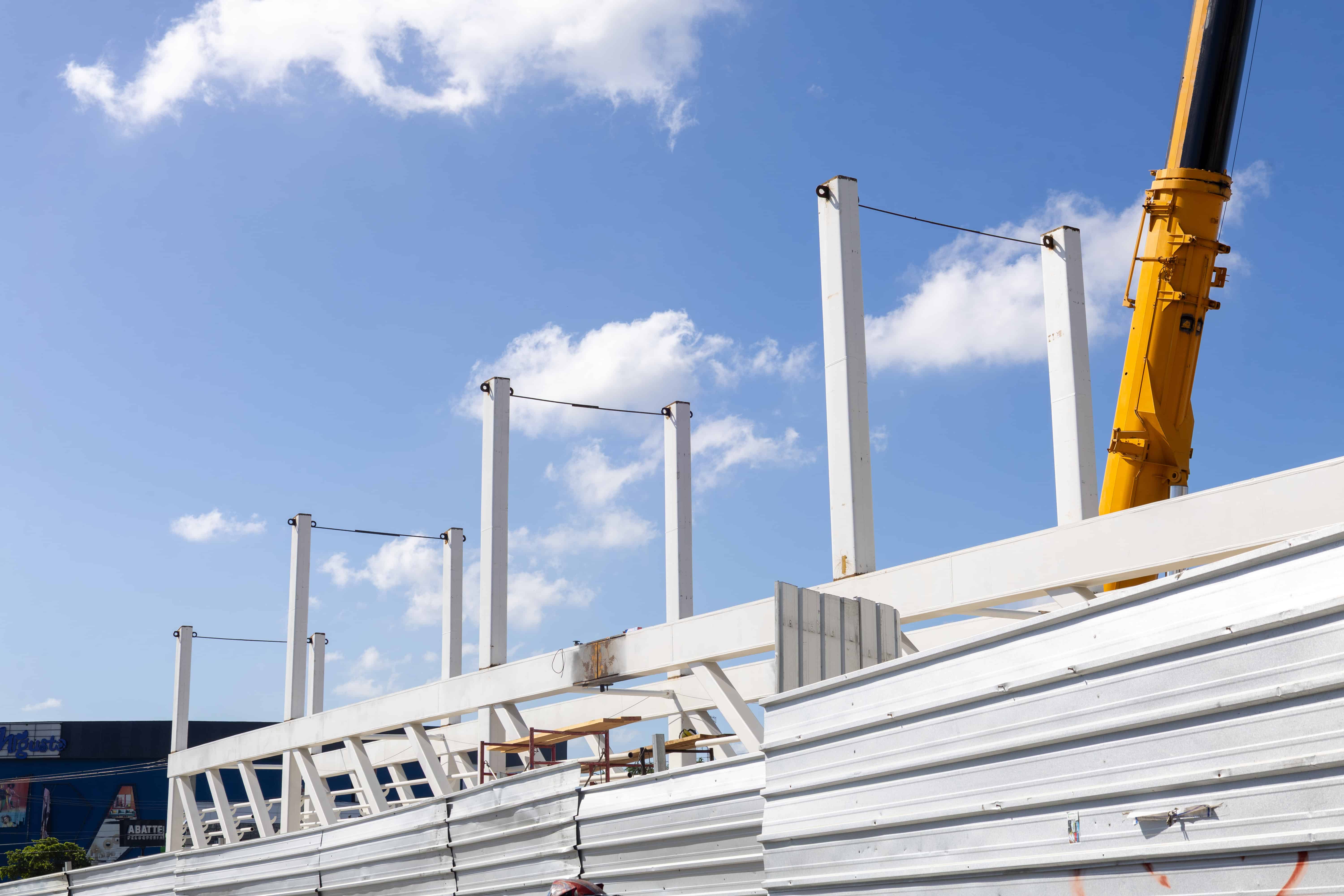 Esta es la estructura de metal que cruzará la autopista Duarte.&nbsp;