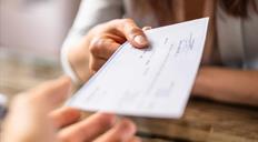 El uso de los cheques disminuye en casi un 60 % en la última década