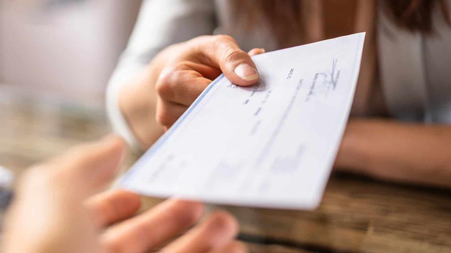 El uso de los cheques disminuye en casi un 60 % en la última década