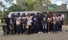 Detienen a 35 haitianos indocumentados transportados en un minibús