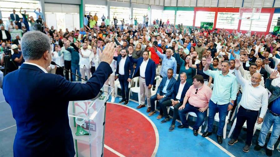 Leonel Fernández juramenta en Santiago a exdirigentes del PLD que se integran a Fuerza del Pueblo