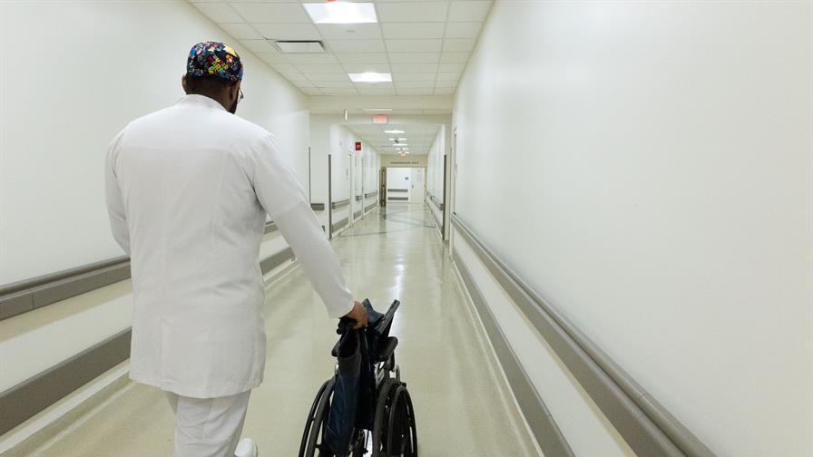 Hasta siete años de cárcel contra quienes agredan médicos o enfermeros, según proyecto de ley