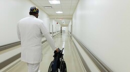 El Gobierno aumenta y concede pensiones a casi 800 servidores de salud en lo que va de año