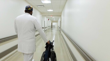 El Gobierno aumenta y concede pensiones a casi 800 servidores de salud en lo que va de año