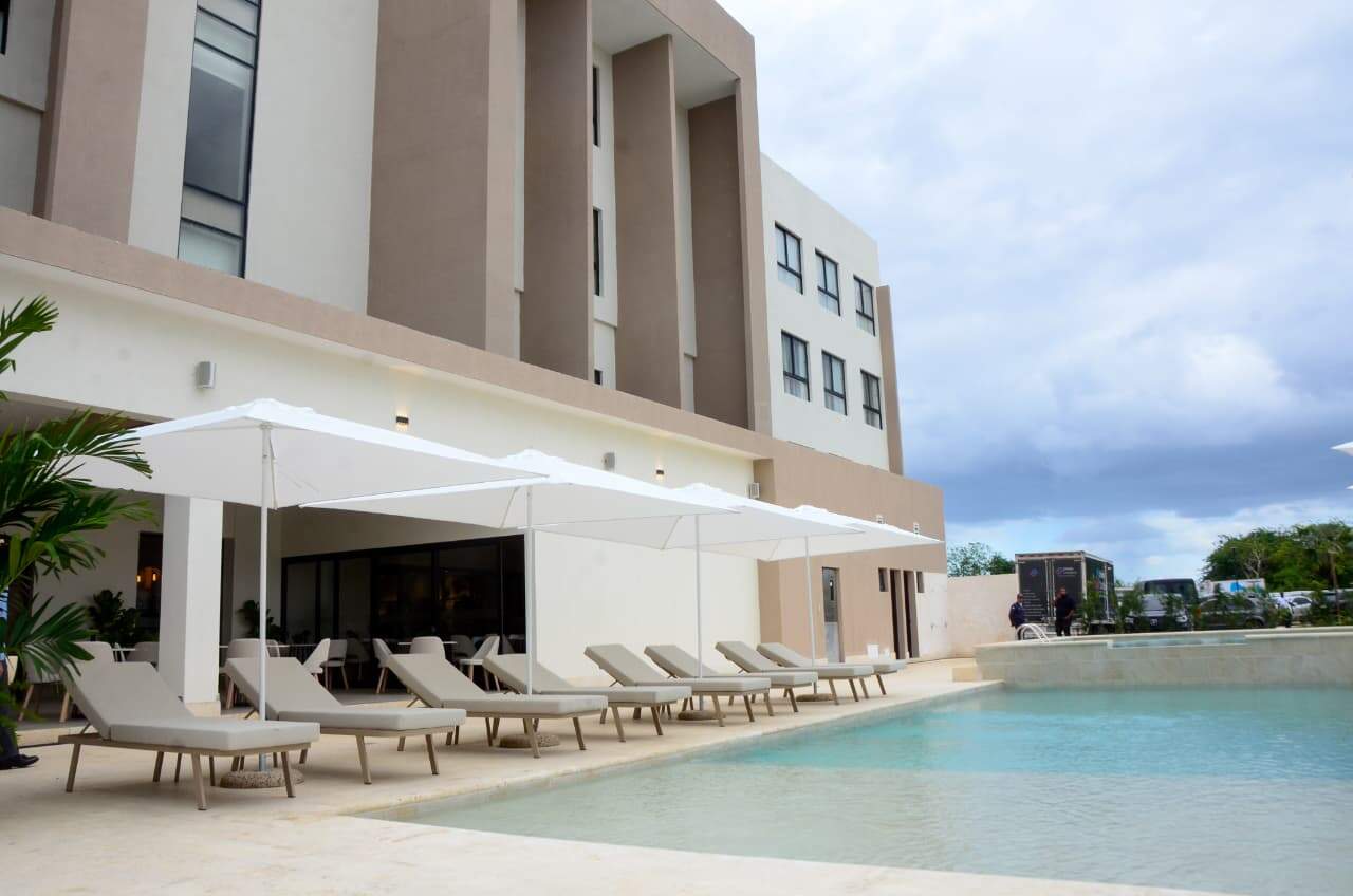 Espacios al aire libre del Holiday Inn Cofresí, que incluyen una piscina diseñada para el entretenimiento de los visitantes.