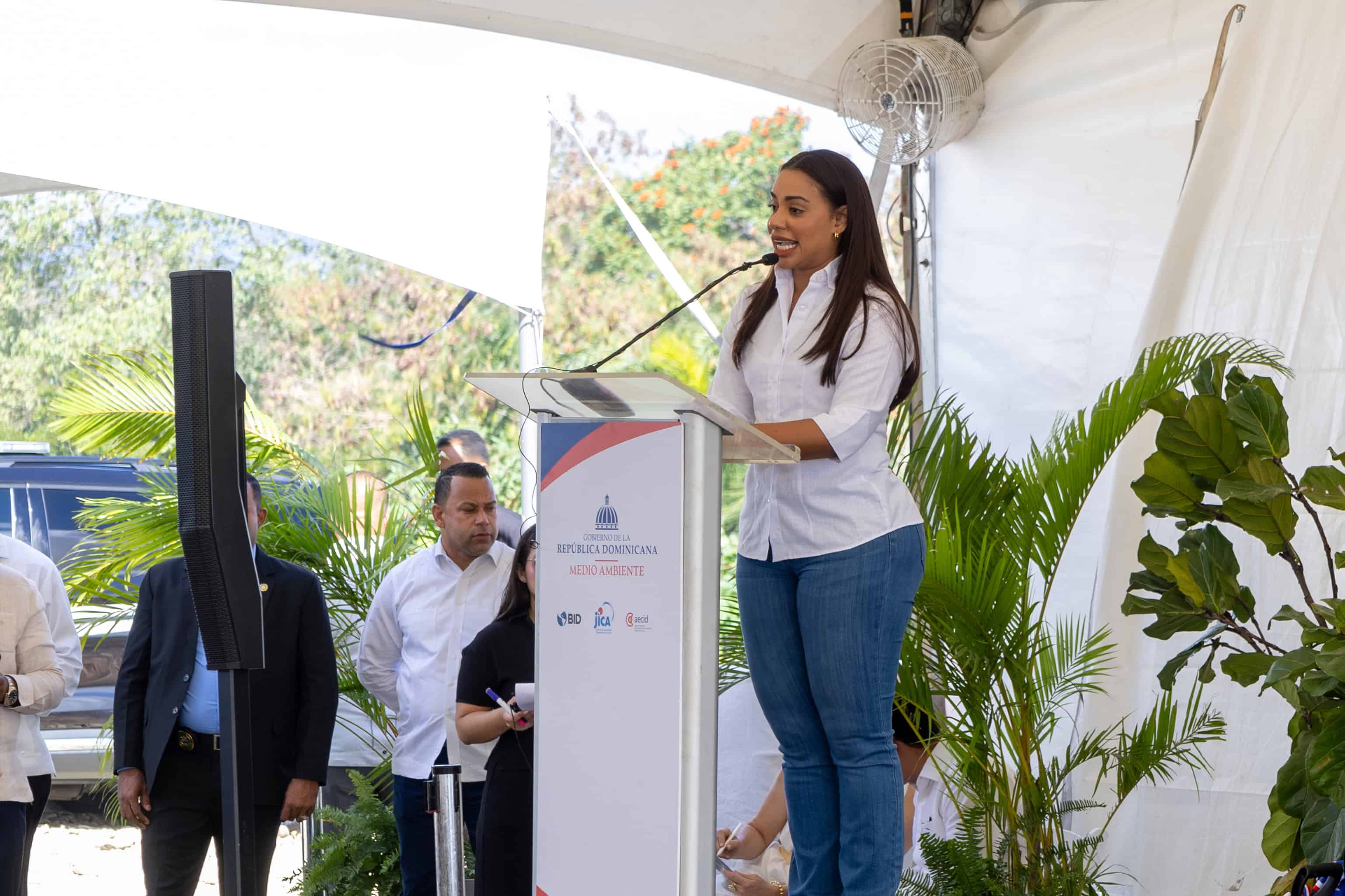 La alcaldesa Betty Gerónimo habló en el acto.
