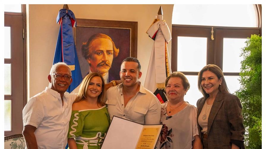 Ayuntamiento del Distrito Nacional declara Munícipe Distinguido al merenguero típico El Blachy