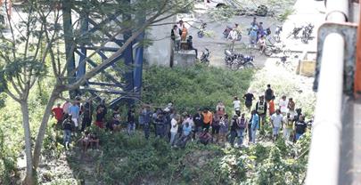 Buscan a motorista que cayó al río Isabela tras accidente múltiple en Villa Mella