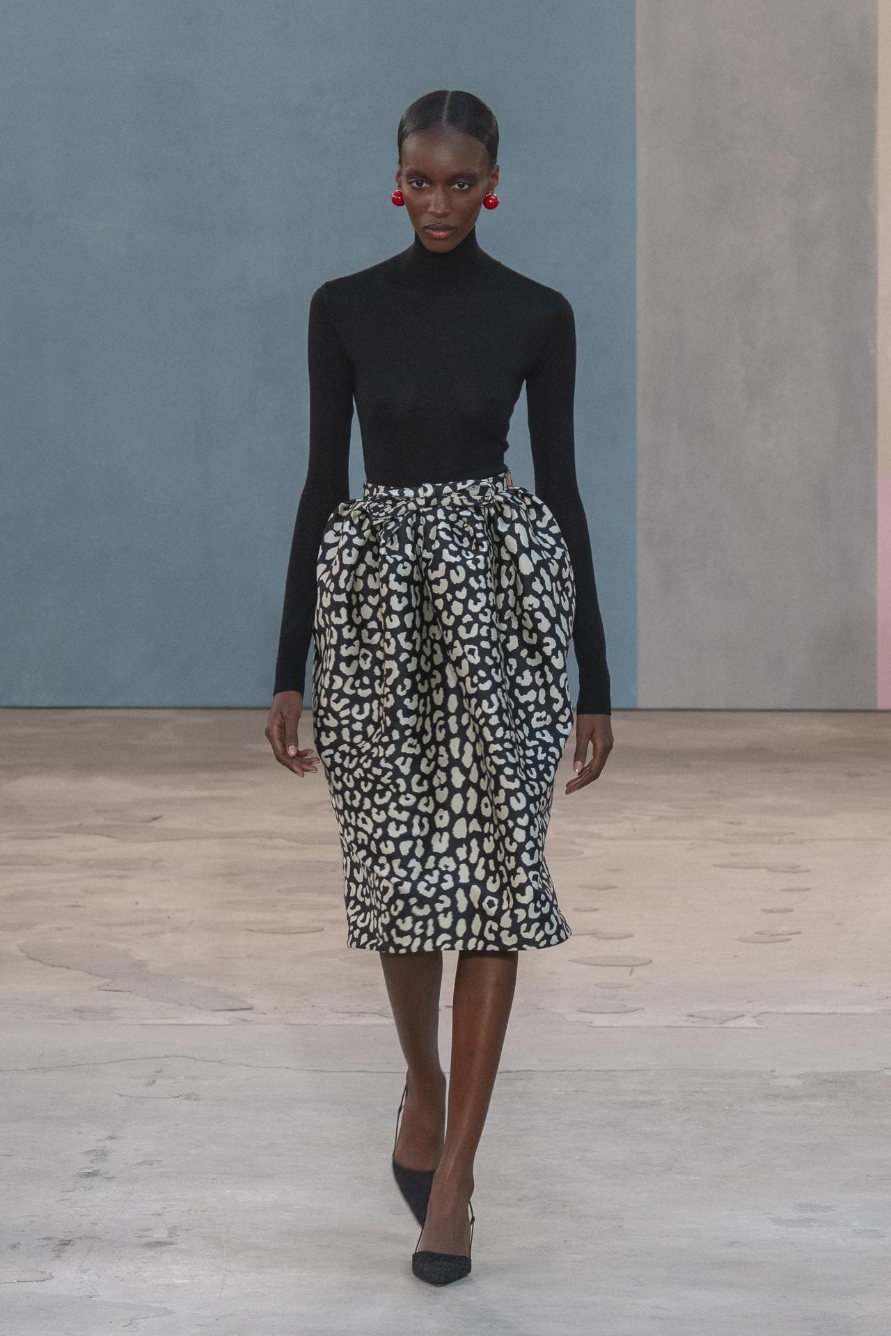 Una modelodesfila con prendas de la nueva colección de la diseñadora venezolana Carolina Herrera este jueves, en Nueva York (Estados Unidos). La colección de Herrera es una oda al poder creativo de las mujeres artistas, mecenas, galeristas, coleccionistas y musas, las mismas que lucieron sus propuestas de otoño-invierno en Nueva York
