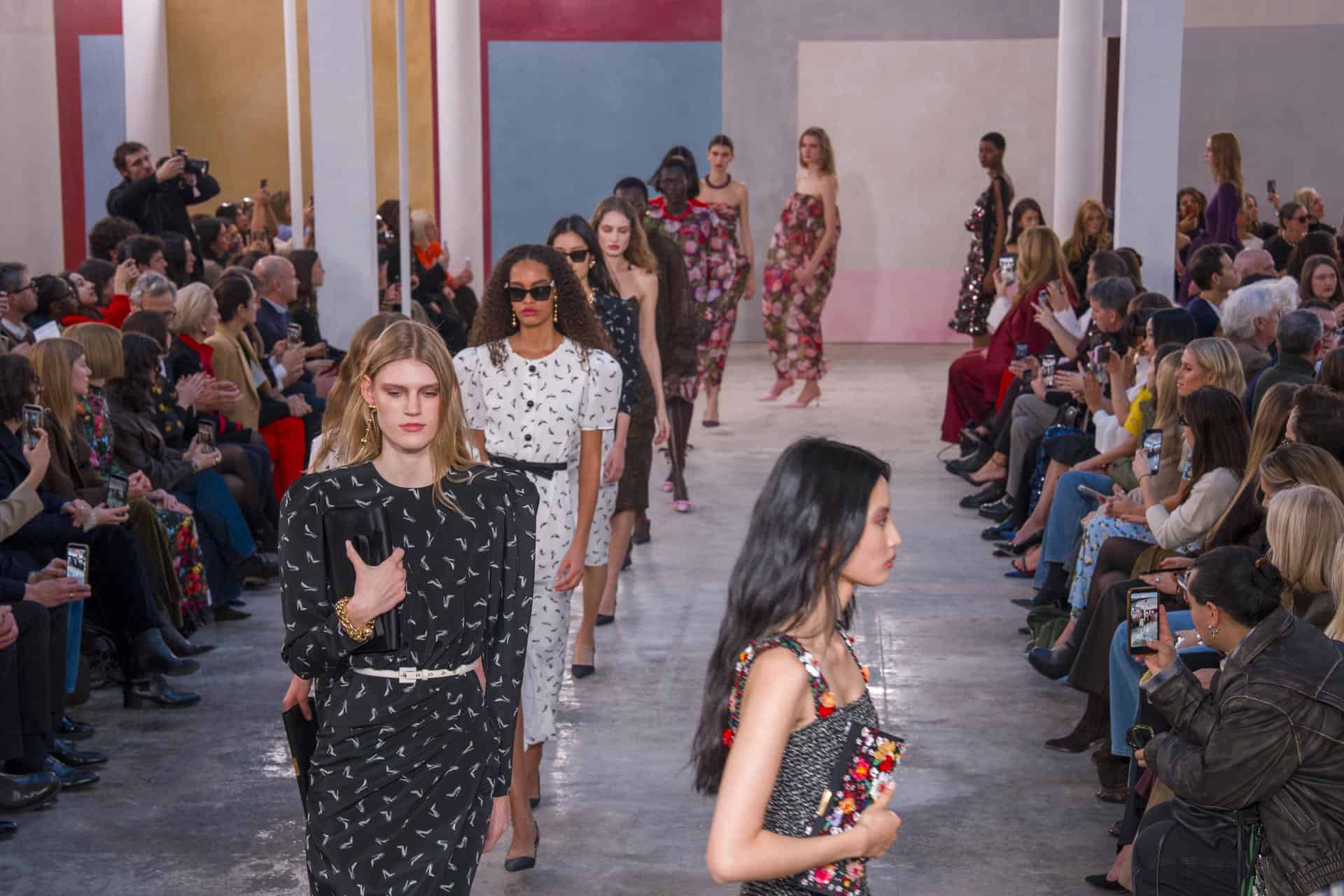 La colección de Herrera es una oda al poder creativo de las mujeres artistas, mecenas, galeristas, coleccionistas y musas, las mismas que lucieron sus propuestas de otoño-invierno en Nueva York.