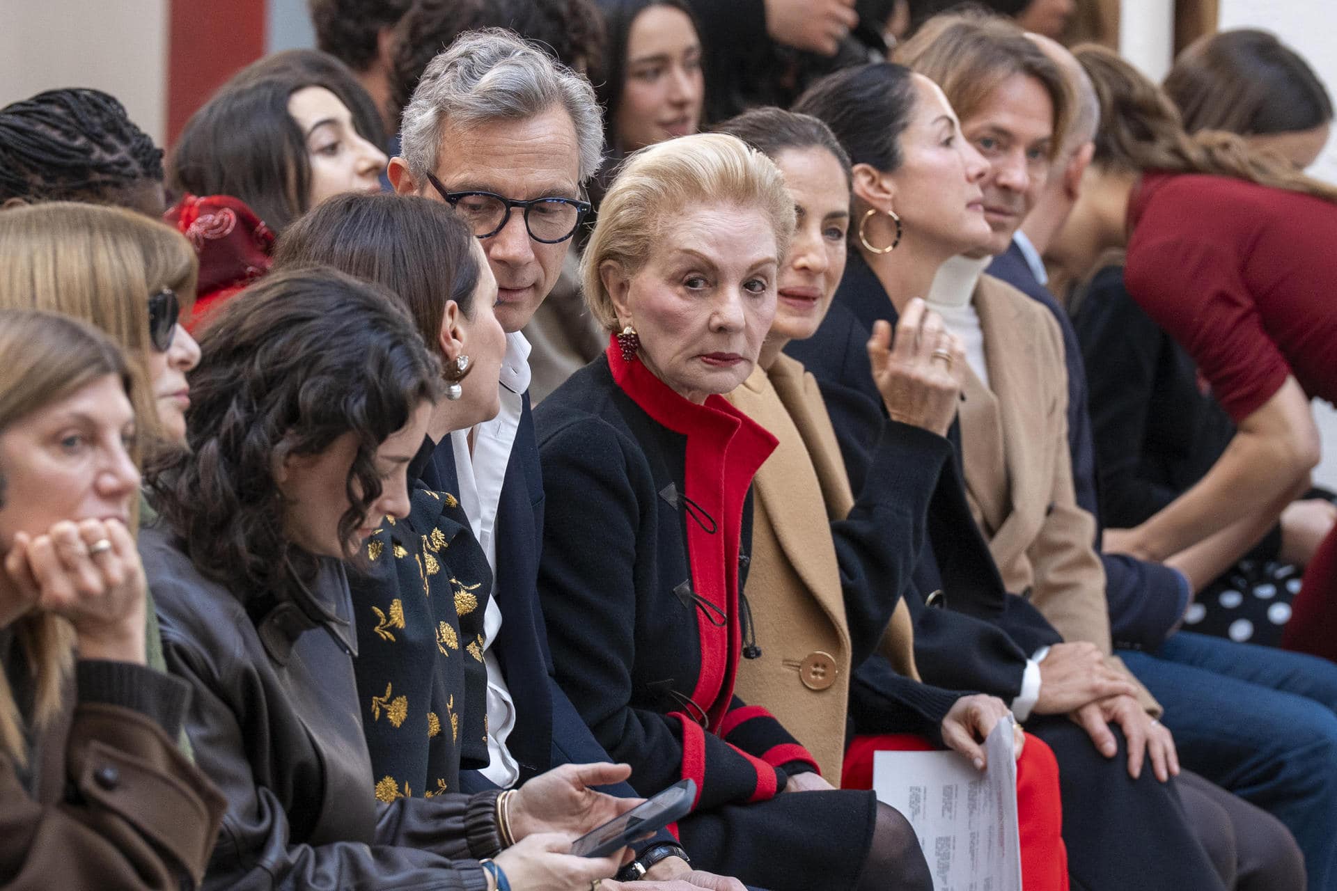 La diseñadora venezolana Carolina Herrera (c) asiste a un desfile de moda este jueves, en Nueva York (Estados Unidos). La nueva colección de Carolina Herrera es una oda al poder creativo de las mujeres artistas, mecenas, galeristas, coleccionistas y musas, las mismas que lucieron sus propuestas de otoño-invierno en Nueva York.
