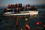 Al menos tres muertos tras naufragar una embarcación con inmigrantes en la costa turca Al menos tres muertos tras naufragar una embarcación con inmigrantes en la costa turca