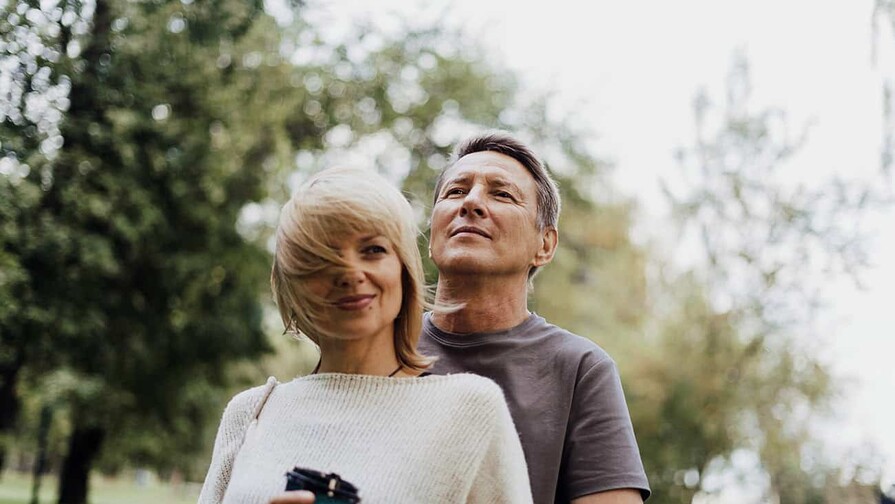 ¿Entonces las mujeres mayores no tienen derecho a exigir lo que quieren de un hombre?