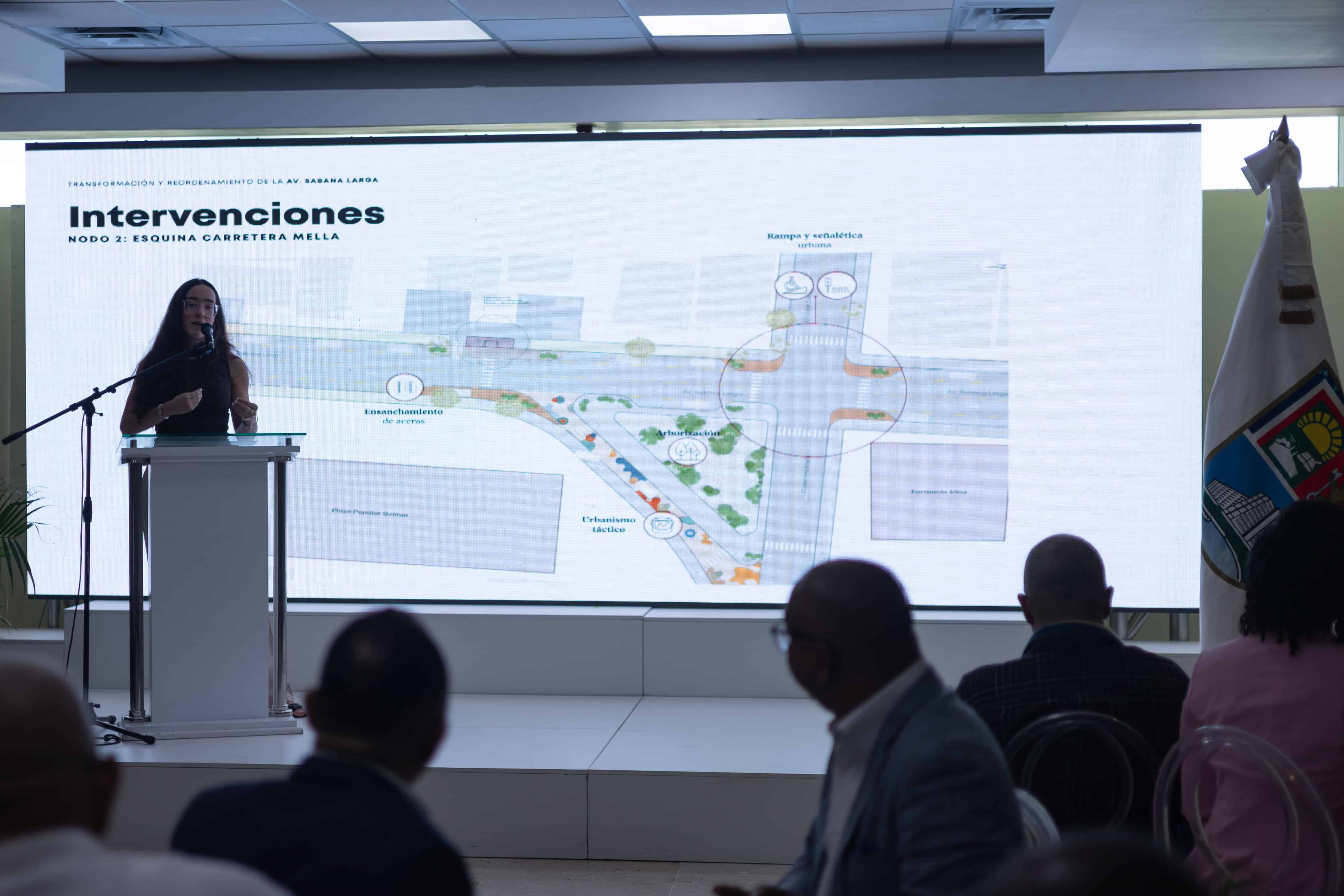 Leah Hoepelman mientras explicaba el proyecto en la Alcaldía de Santo Domingo Este.