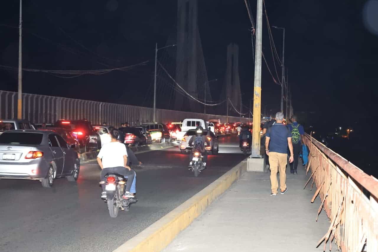 Ciudadanos cruzan a pie el puente Francisco del Rosario Sánchez, de 17, hacia Santo Domingo Este.