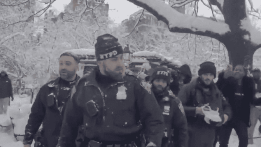 Mamdani pide respeto para Policía de Nueva York tras videos de ataques con bolas de nieve Mamdani pide respeto para Policía de Nueva York tras videos de ataques con bolas de nieve