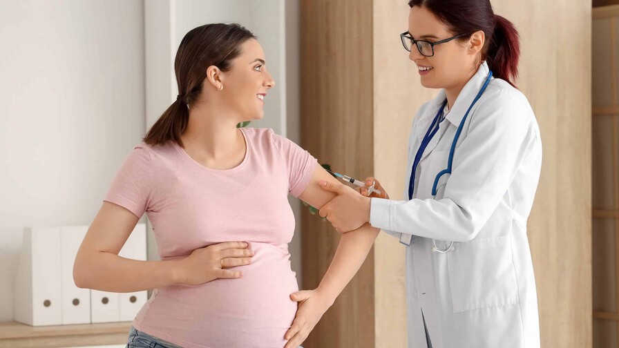 Vacunas para toda la vida: desde la embarazada hasta el envejeciente