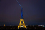 Torre Eiffel se ilumina con los colores de Ucrania por el cuarto aniversario de la guerra