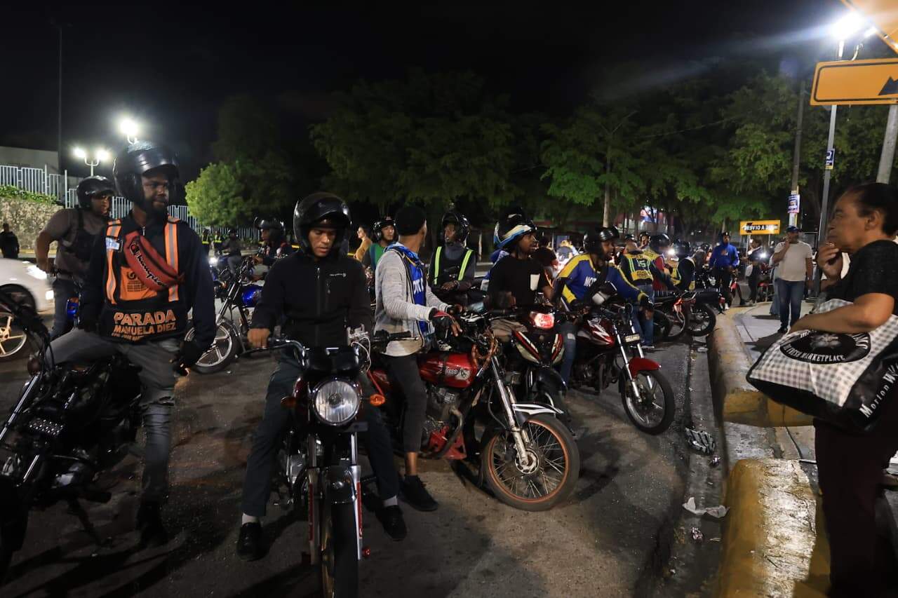 Motoconchistas en la estación Eduardo Brito.
