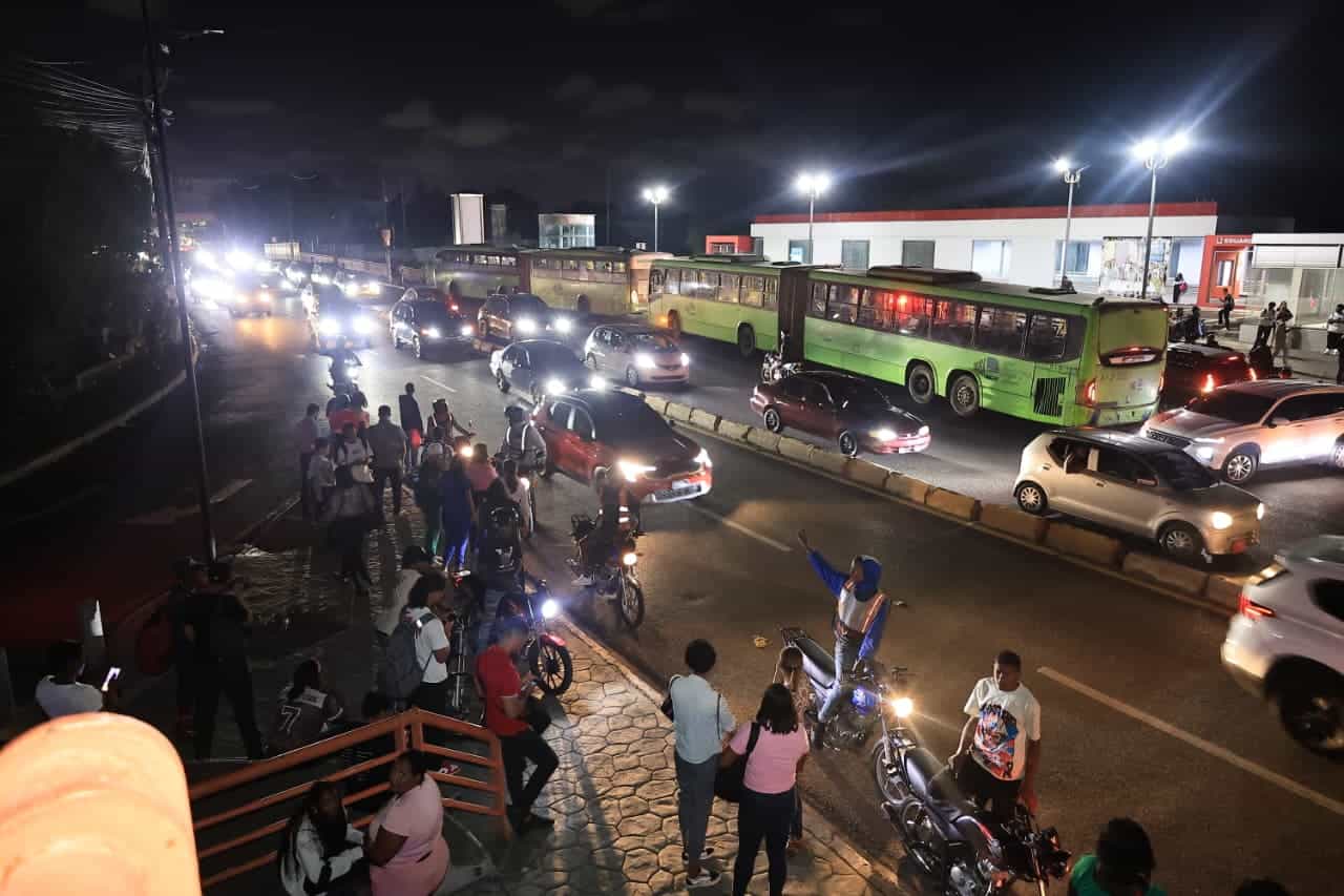 Motoconchistas en la estación Eduardo Brito.