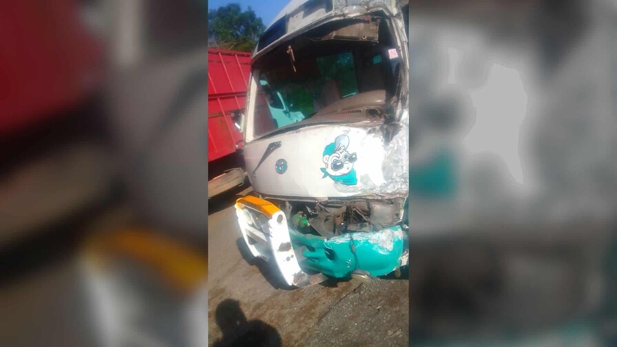 Varios estudiantes heridos durante colisión de autobuses en carretera de Yamasá