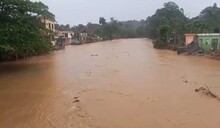 Fuertes lluvias provocan crecidas de ríos y deslizamientos en distintos puntos en Espaillat