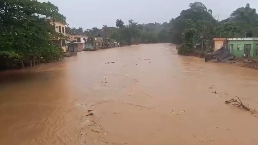 Fuertes lluvias provocan crecidas de ríos y deslizamientos en distintos puntos en Espaillat