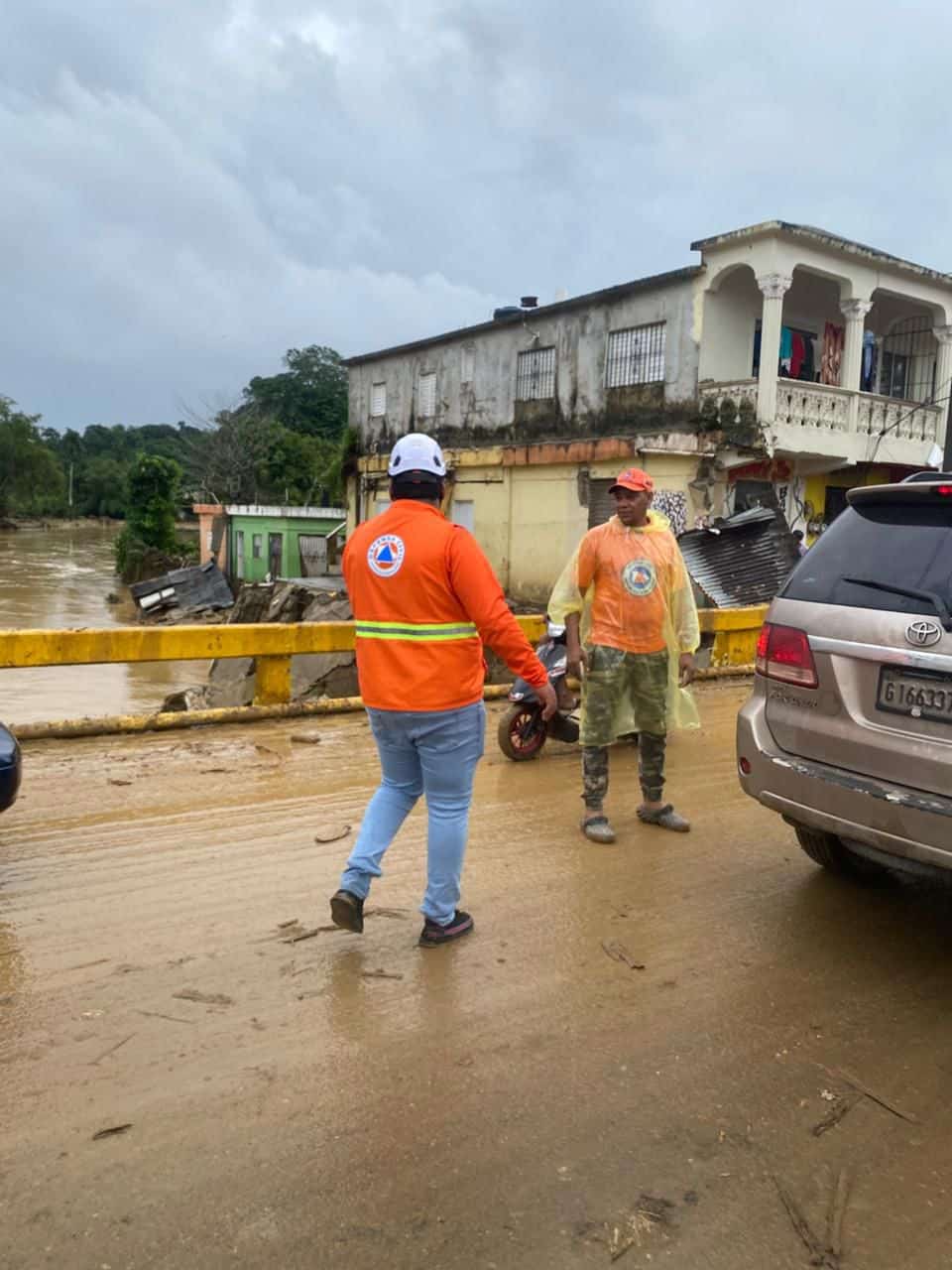 Fuertes aguaceros causan derrumbes en Gaspar Hernández.