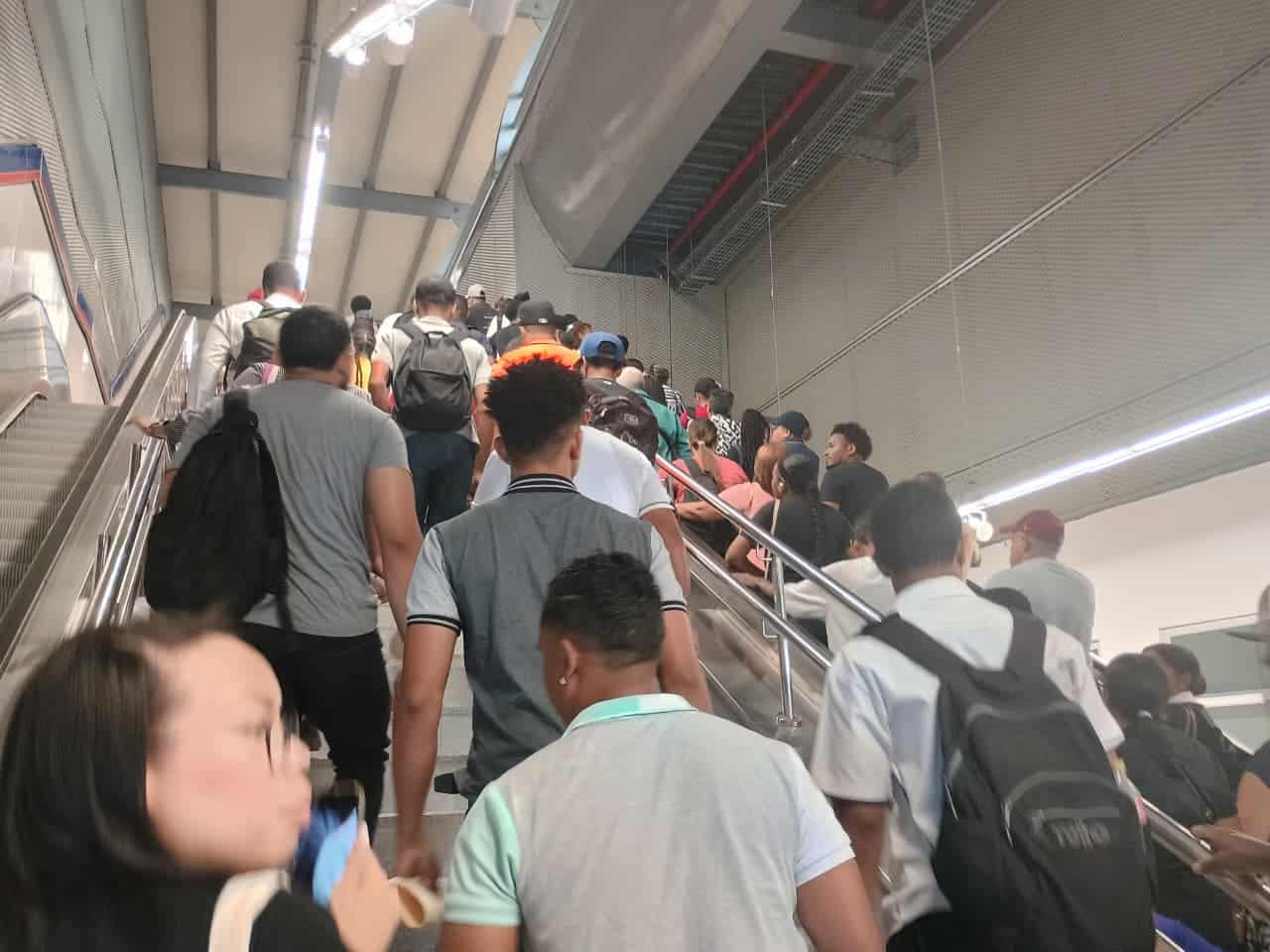 Usuarios abarrotan la Línea 2C del Metro de Santo Domingo desde Los Alcarrizos hasta el Kilómetro 9.