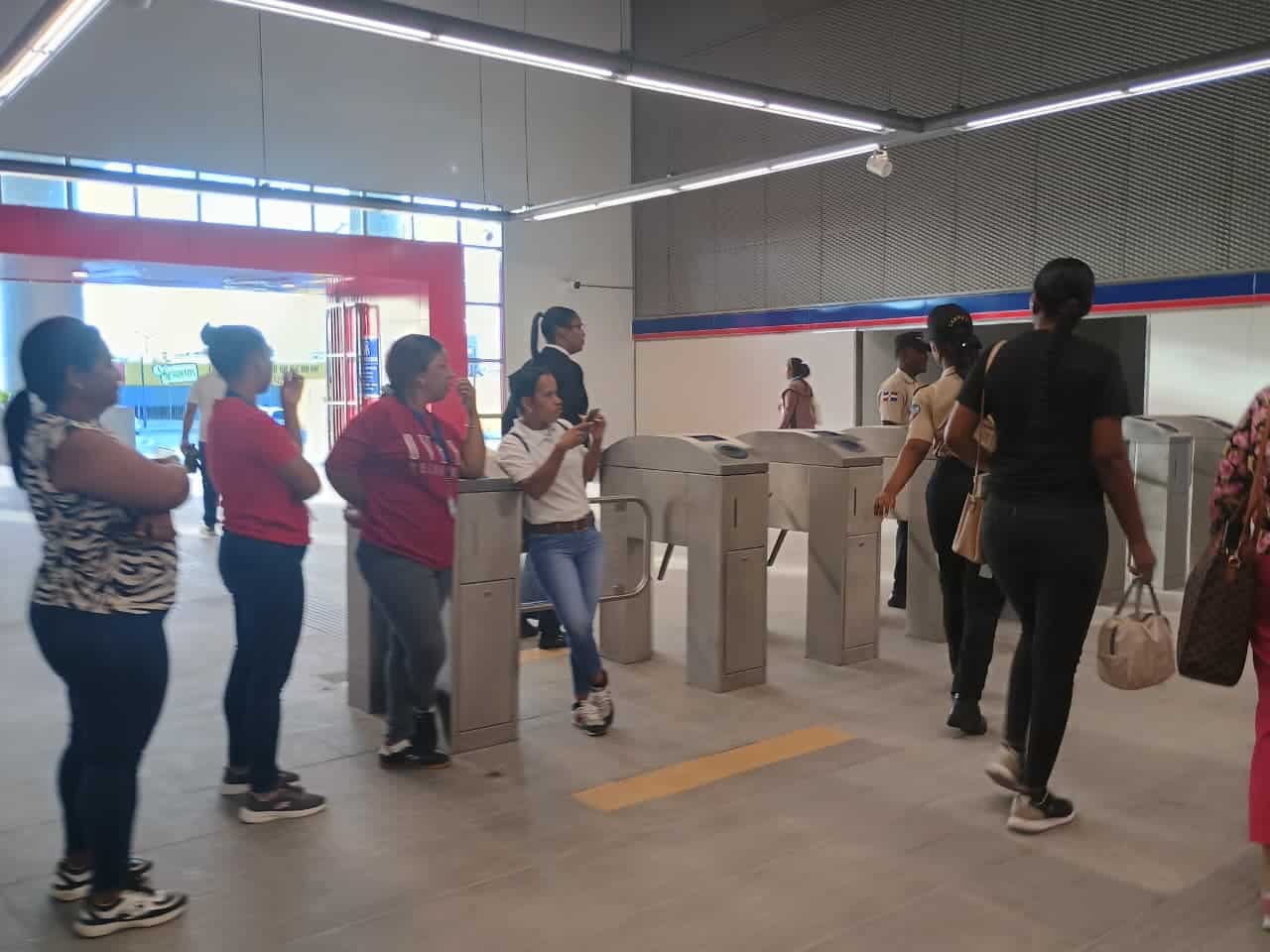 Usuarios abarrotan la Línea 2C del Metro de Santo Domingo desde Los Alcarrizos hasta el Kilómetro 9.