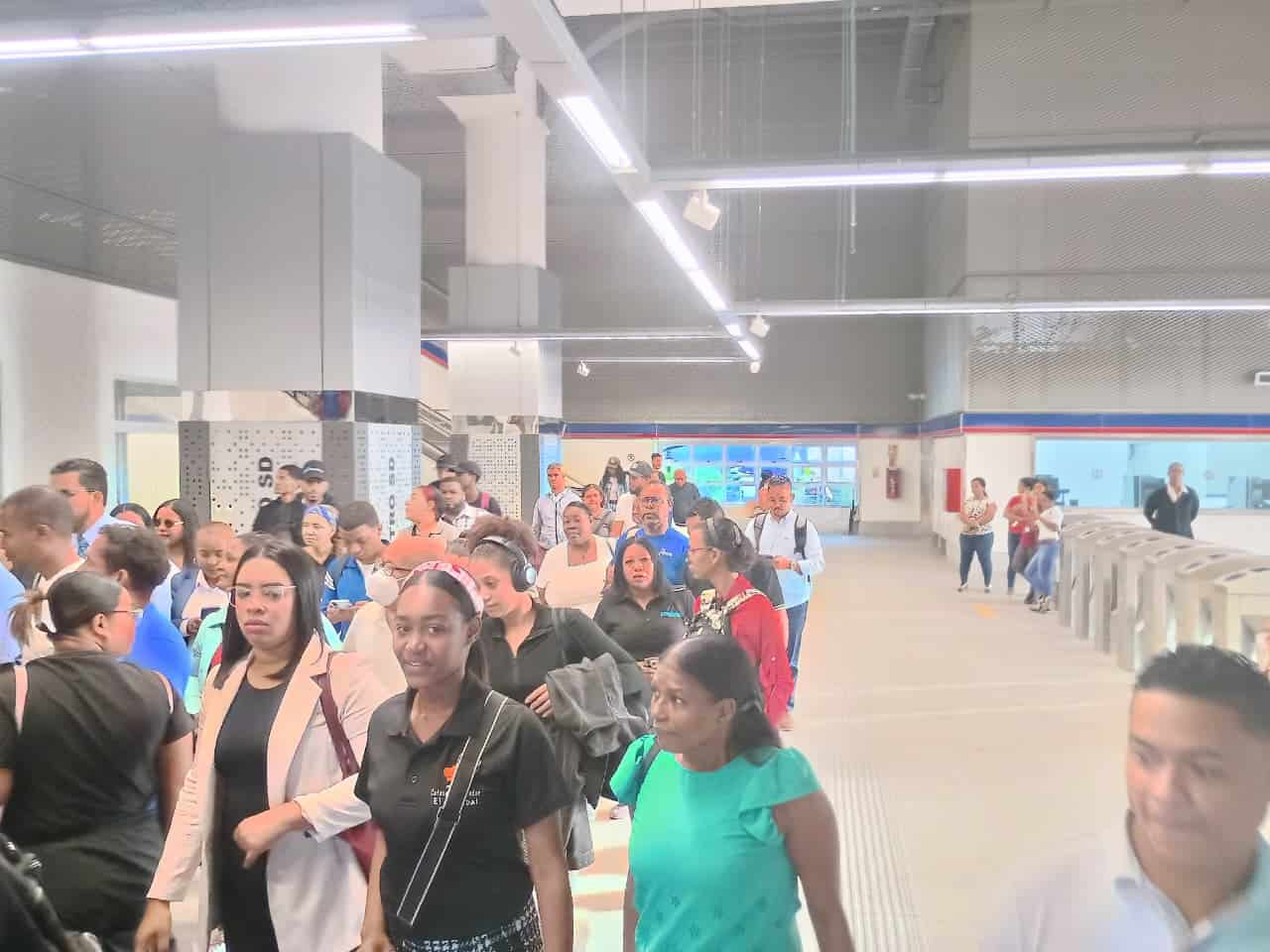 Usuarios abarrotan la Línea 2C del Metro de Santo Domingo desde Los Alcarrizos hasta el Kilómetro 9.