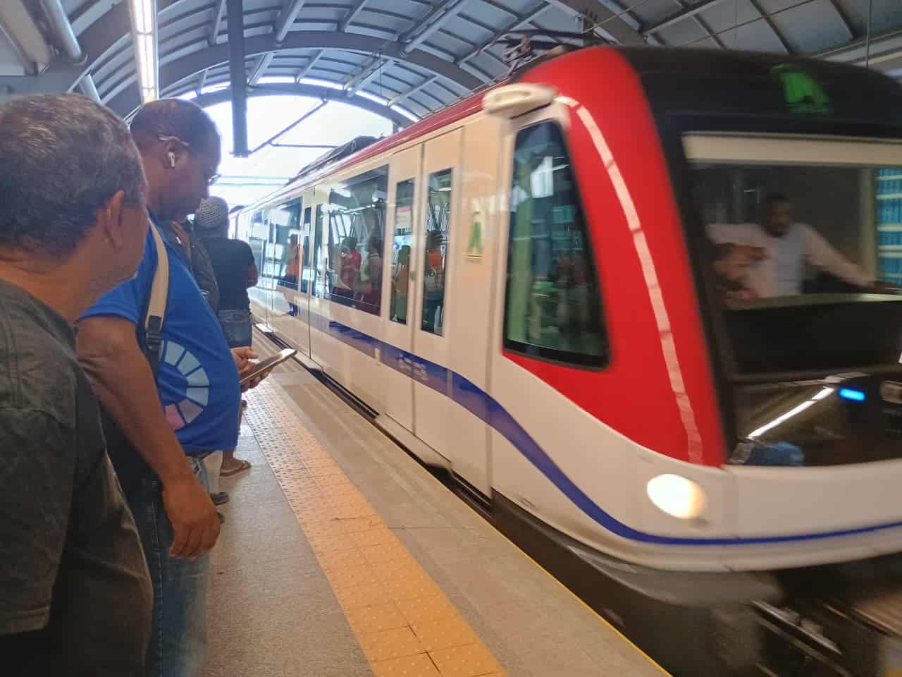Usuarios abarrotan la Línea 2C del Metro de Santo Domingo desde Los Alcarrizos hasta el Kilómetro 9.