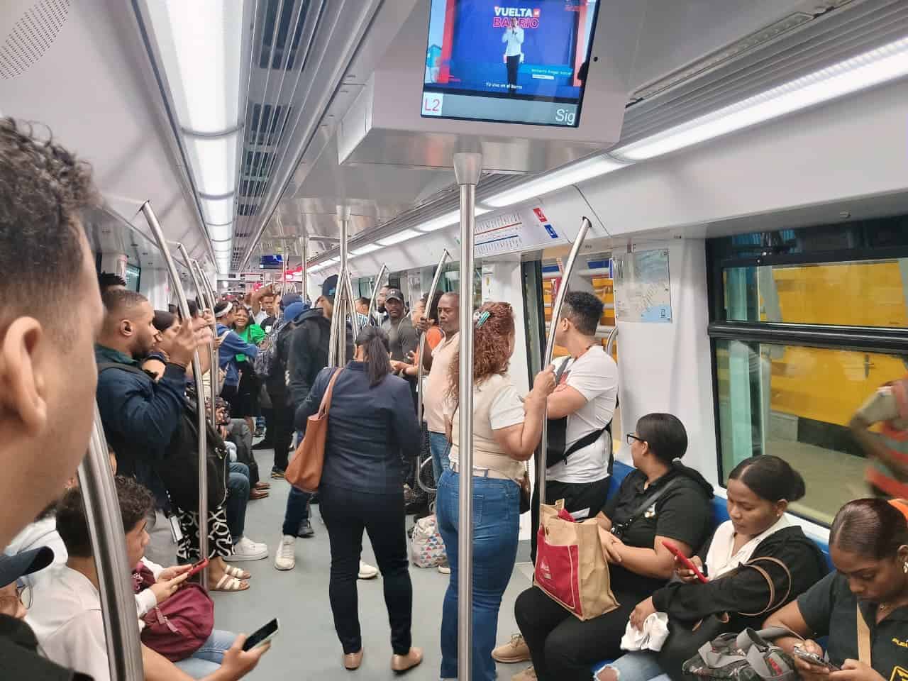 Usuarios abarrotan la Línea 2C del Metro de Santo Domingo desde Los Alcarrizos hasta el Kilómetro 9.