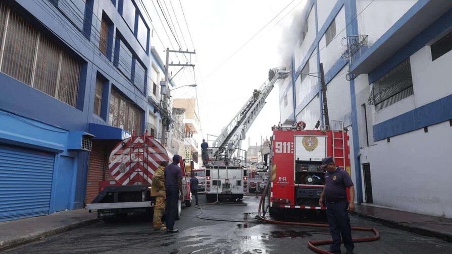 Bomberos controlan 50 % del incendio en edificio de Almacenes Garrido Bomberos controlan 50 % del incendio en edificio de Almacenes Garrido