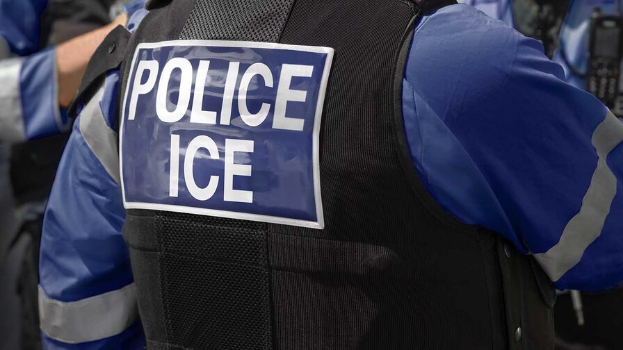 El estado de Nueva York prohíbe a ICE actuar en escuelas e iglesias sin orden judicial El estado de Nueva York prohíbe a ICE actuar en escuelas e iglesias sin orden judicial