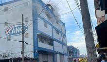Incendio afecta edificio de Almacenes Garrido en la avenida Duarte