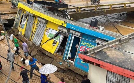 Familias intentan rescatar lo poco que quedó tras inundaciones en Gaspar Hernández