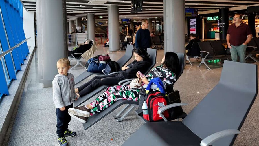 Aeropuerto de Tampa busca prohibir el uso de pijamas y crocs en sus instalaciones