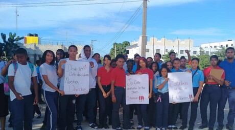 Estudiar sin miedo ni lodo: el reclamo de alumnos en Higüey
