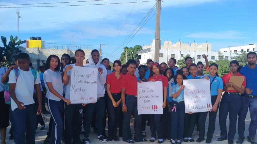 Estudiar sin miedo ni lodo: el reclamo de alumnos en Higüey