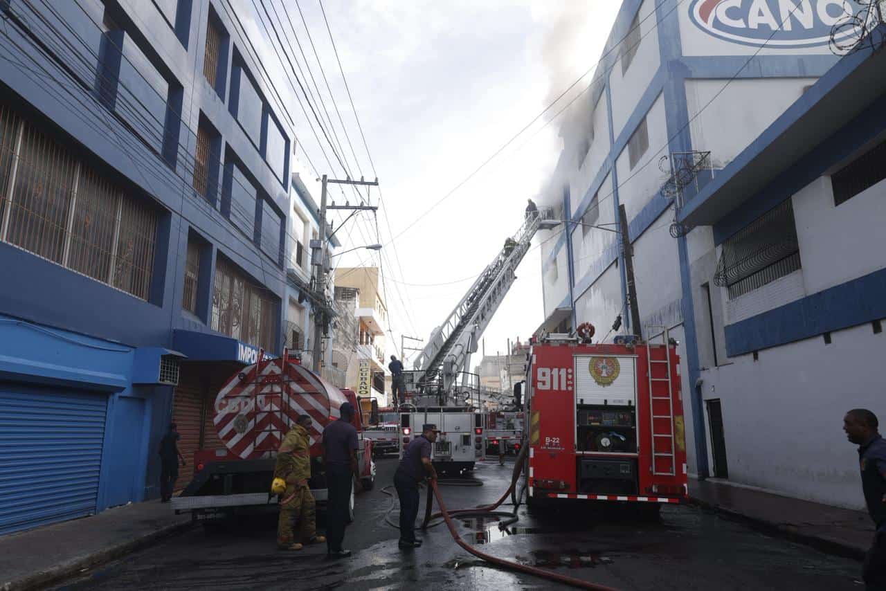 Operativo del Cuerpo de Bomberos en tienda Garrido.