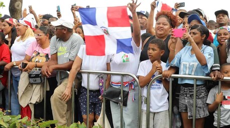 Miles de familias disfrutan del Desfile Militar por los 182 años de la Independencia Nacional