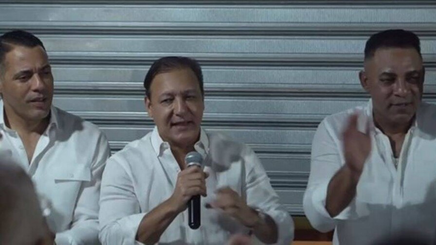 Abel Martínez juramenta exmiembros de Fuerza del Pueblo que retornan al PLD en acto en Santiago