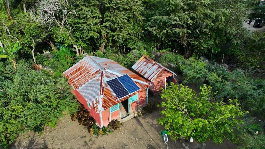 El Ministerio de Energía y Minas electrifica 65 hogares en San José de Ocoa