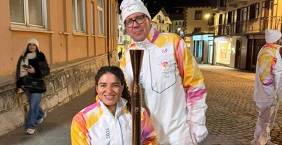 Alejandra Aybar y Felipe Vicini portan la antorcha de Milano Cortina 2026