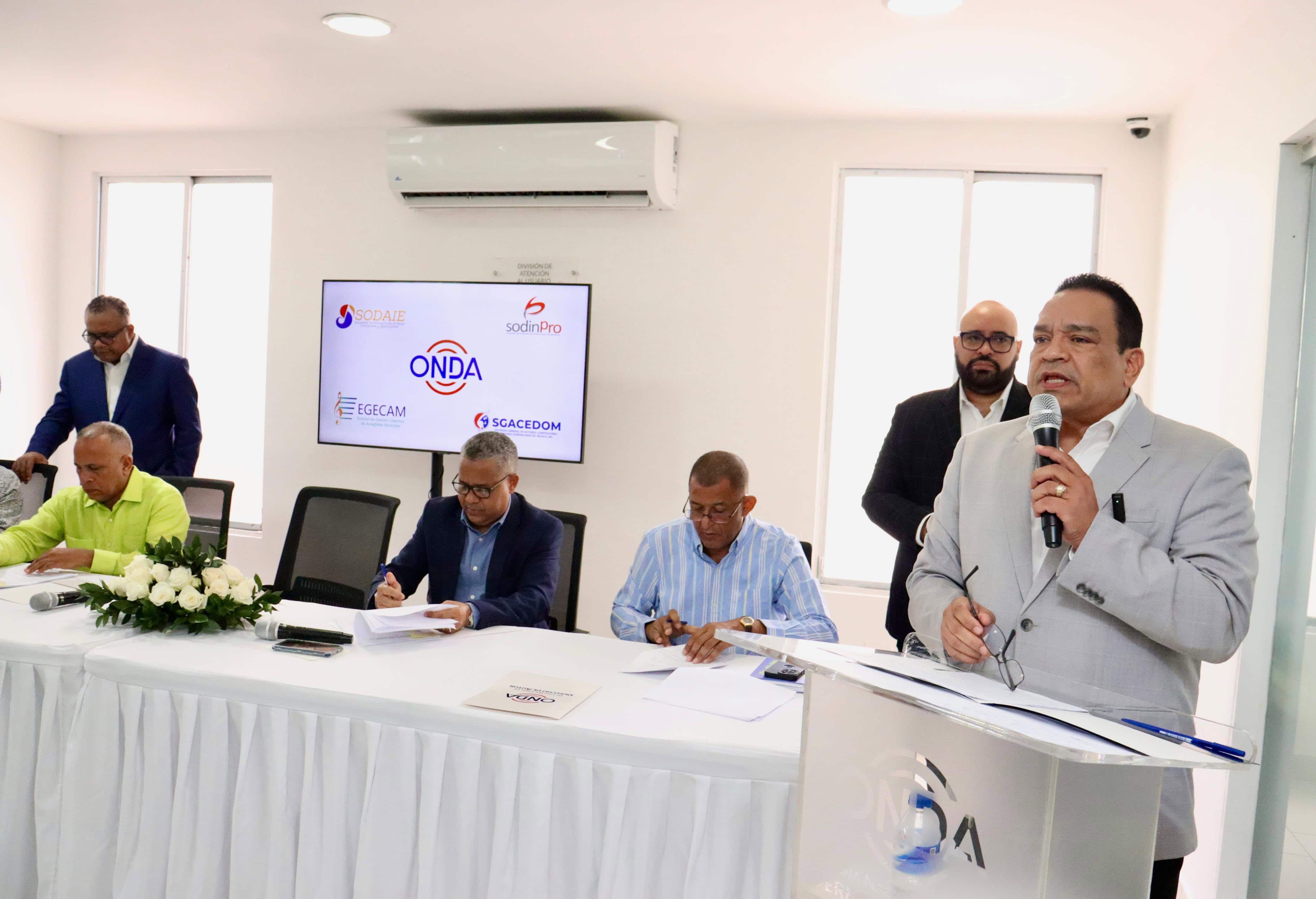 El licenciado José Rubén Gonell Cosme, director de la Oficina Nacional de Derecho de Autor (Onda), respaldó institucionalmente la firma del acuerdo histórico que unifica el cobro de derechos musicales en el país.