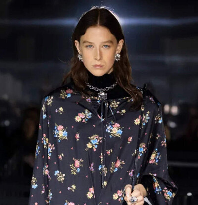 Juego de volúmenes y contrastes en la segunda jornada de desfiles de París