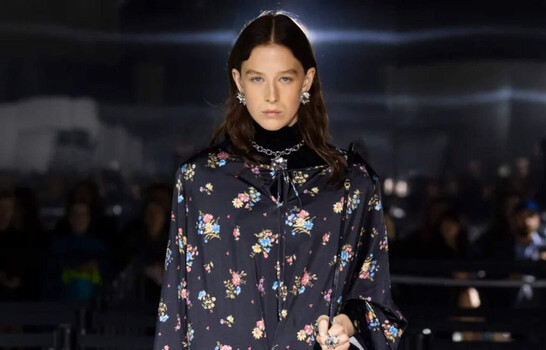 Juego de volúmenes y contrastes en la segunda jornada de desfiles de París