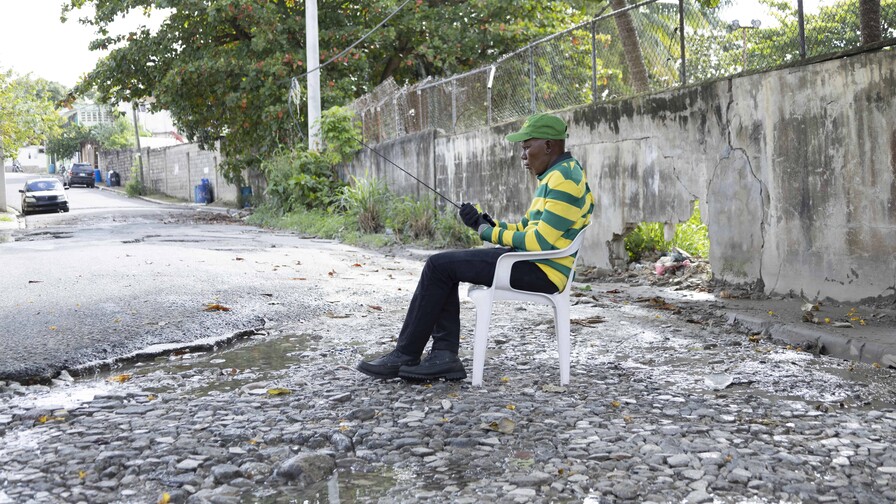Calle 16 de Villa Aura sigue en abandono y vecinos claman por solución